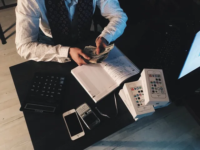 端末代金の「残債」精算で月々の携帯代を下げる方法
